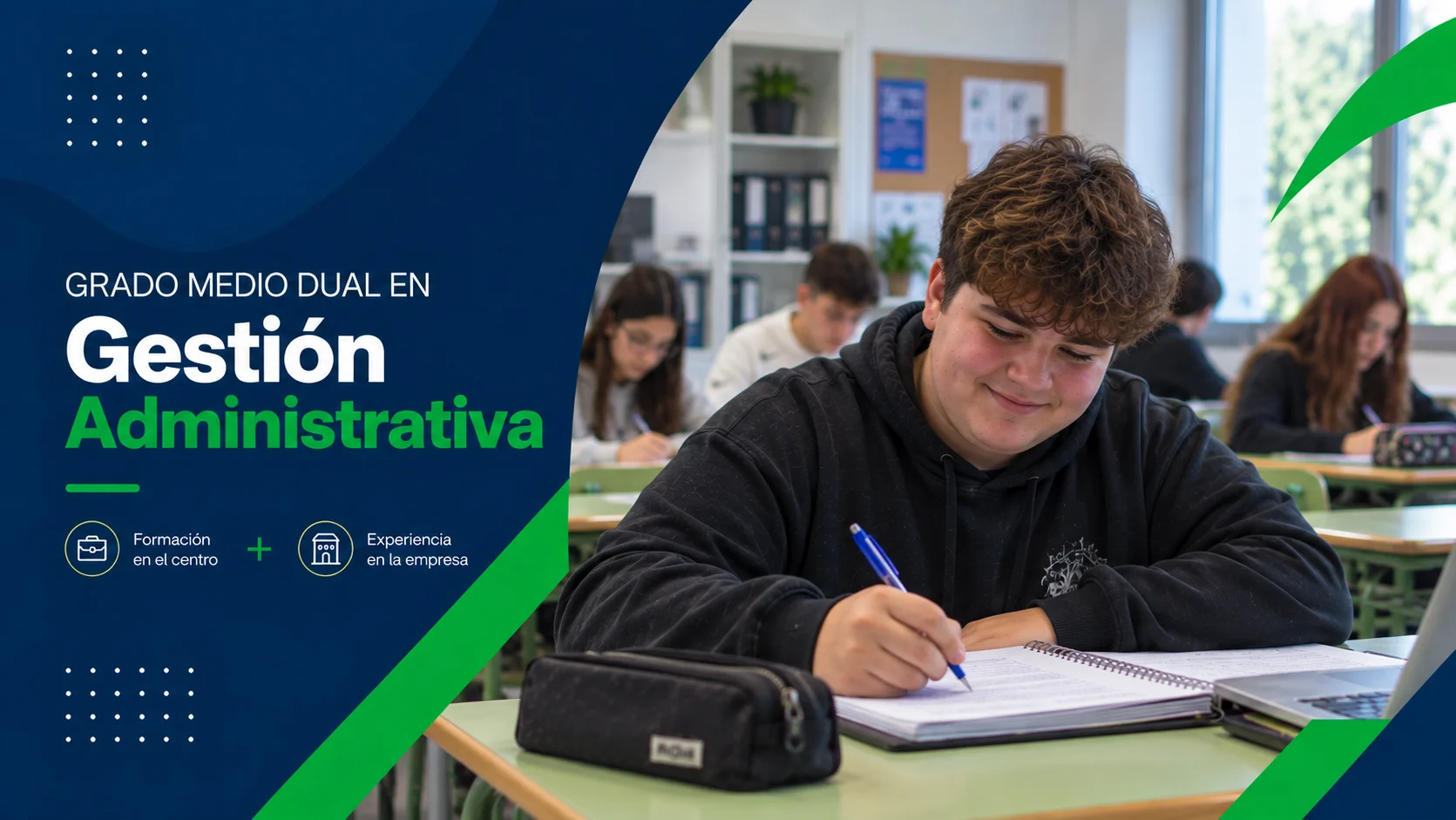 Alumno del Grado Medio Dual en Gestión Administrativa de Rumasa estudiando en un aula del centro.